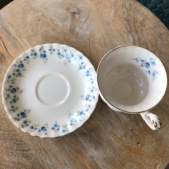 Royal Albert ‘Memory Lane’ teacup & saucer set - Picture 8 of 13
